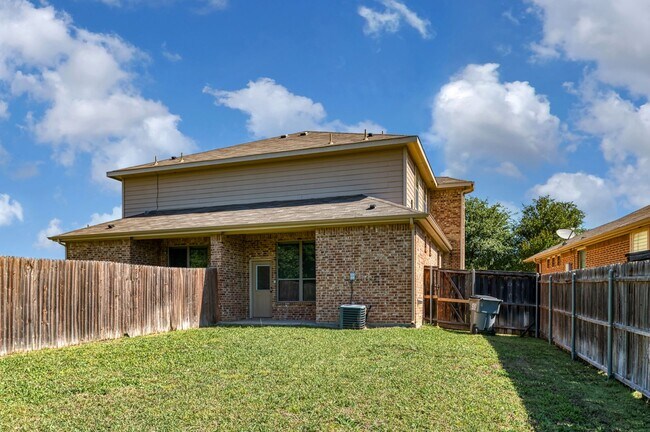Building Photo - AVAILABLE NOW! Beautiful 3 Bedroom Duplex located in Lavon,Texas!