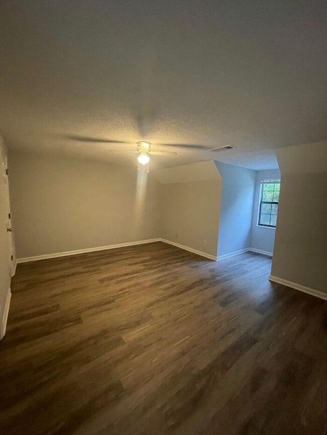 Building Photo - Charming 2-Bed, 2-Bath Townhouse in NW Kno...