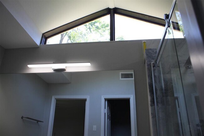 Building Photo - 10031 Haddington Dr