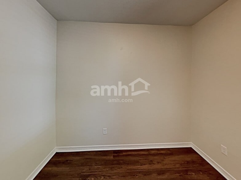 Building Photo - 221 W Vuelta Friso