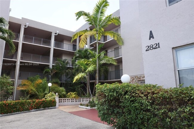 Building Photo - 2821 Somerset Dr