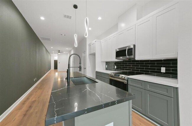 Building Photo - 5222 Pershing St
