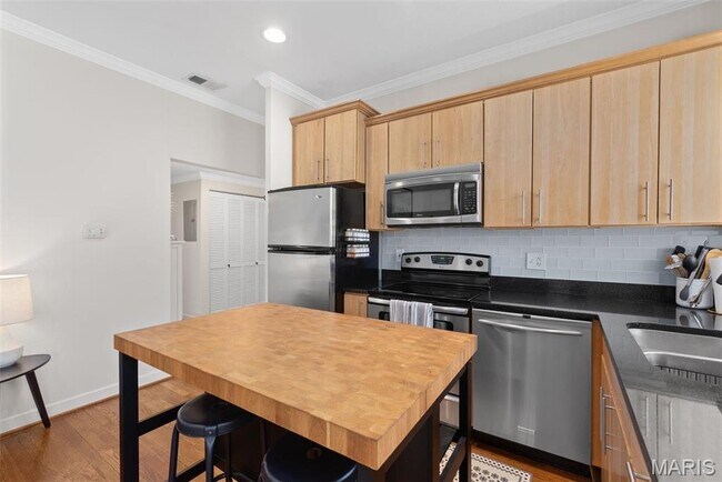 Building Photo - 5621 Pershing Ave