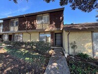 Building Photo - Spacious 3+2.5 Townhome in Woodbridge Park