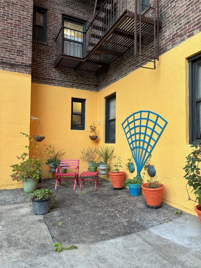 Building Photo - 77-20 Austin St