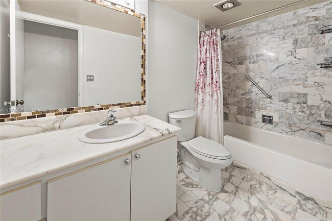 Building Photo - 2555 Collins Ave