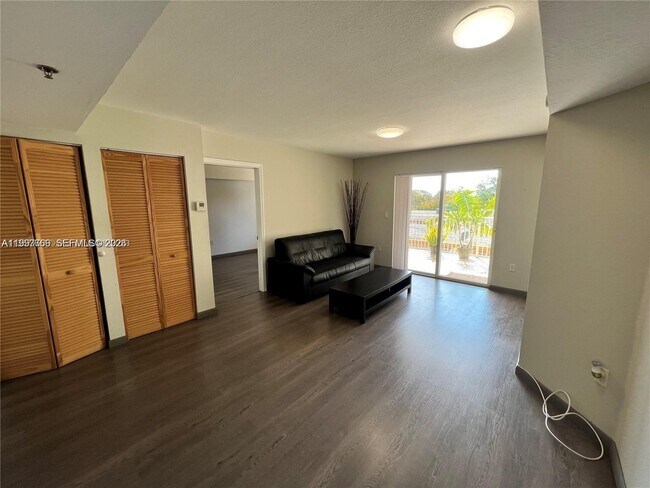 Building Photo - 637 SW 3rd St