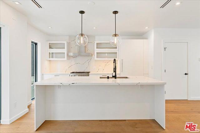 Building Photo - 1410 1/2 North Poinsettia Place, Los Angel...