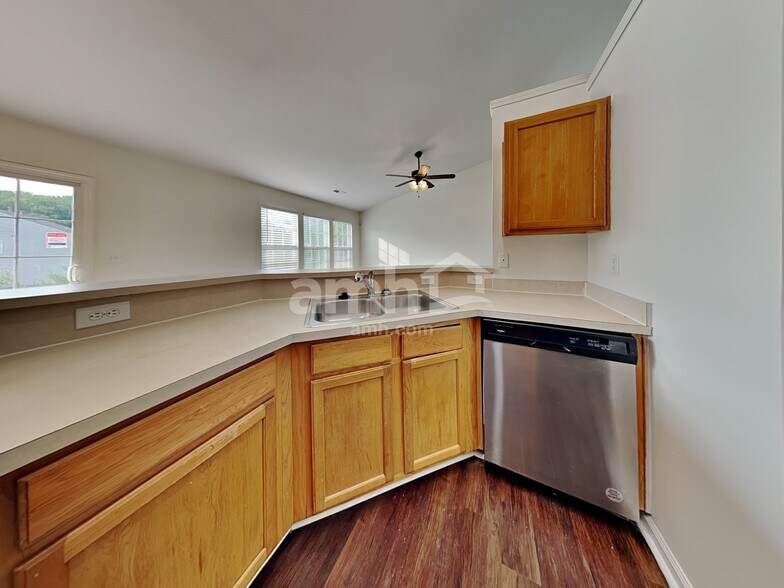 Building Photo - 218 Bellport Dr