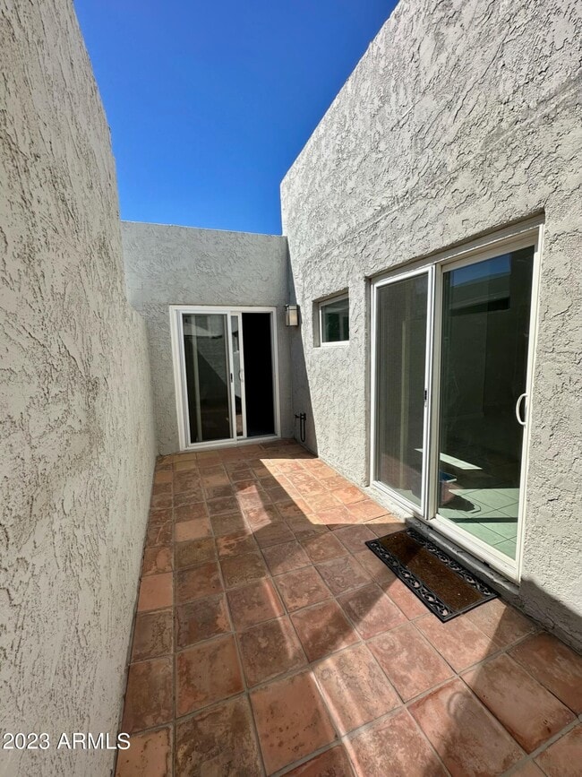 Building Photo - 821 E Orange Dr