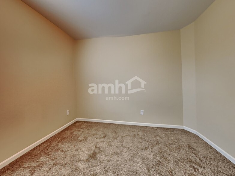 Building Photo - 8821 Shadowglen Dr