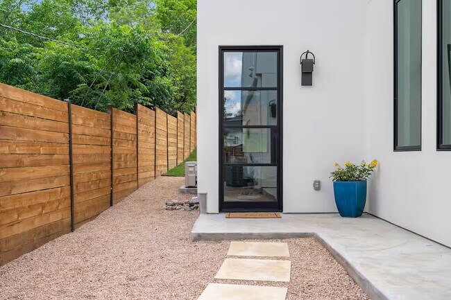 Building Photo - 2109 Barton Hills Dr