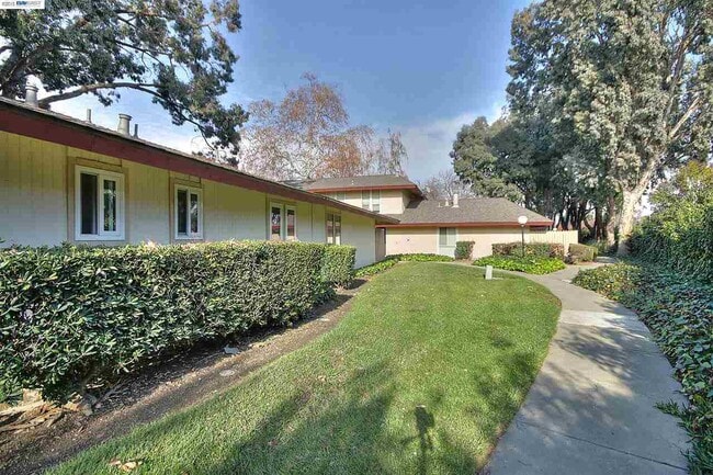 Building Photo - For Rent – Charming 2BR single level condo...