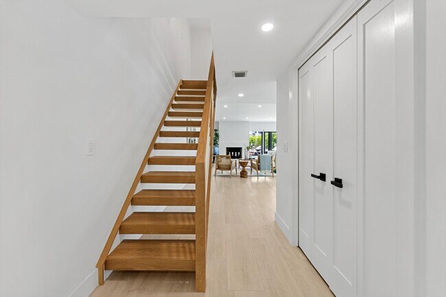 Building Photo - 1013 Bel Air Dr
