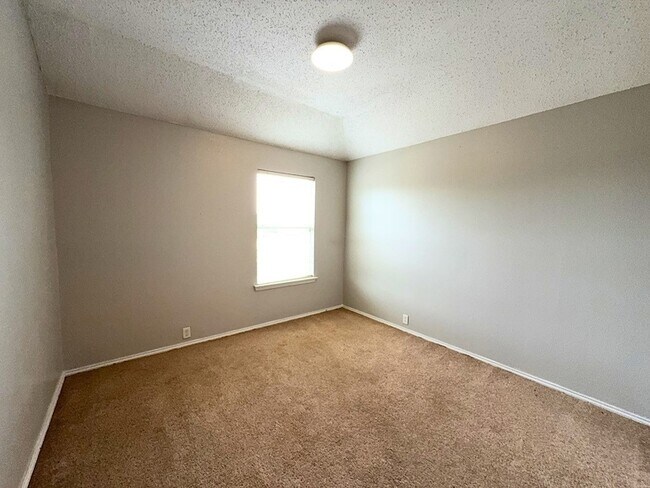 Building Photo - 2805 Crater Lake Ln