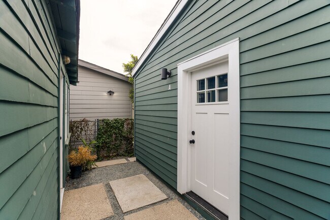 Building Photo - 126 1/2 Franklin Ct