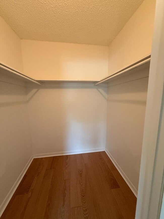 Building Photo - 2525 W Bay Dr