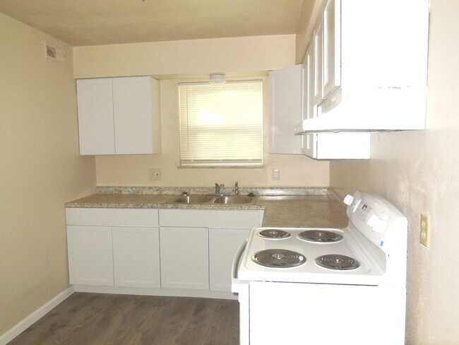 Building Photo - 1417 St Clair Ave