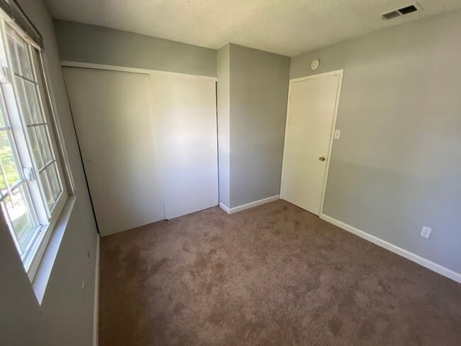 Building Photo - 3 Bedroom 1.5 Bath Townhome Near River Access