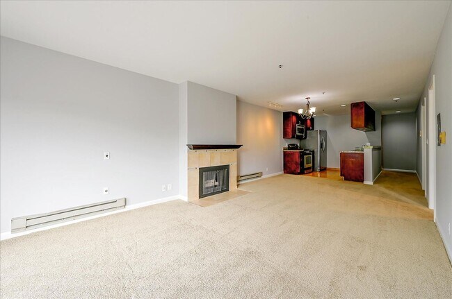 Building Photo - Prime Location 3 Bedroom Condo - Please Co...