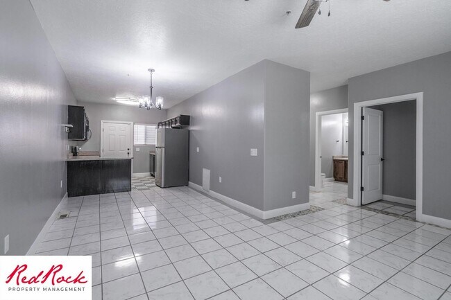 Building Photo - Ground-Level 2 Bedroom Condo. Pet Friendly!