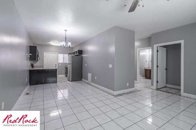 Building Photo - Lovely 2 Bedroom Condo. Pet Friendly!
