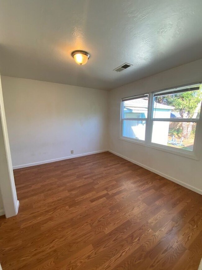 Building Photo - Close to Cal Poly Humboldt, 4/2 house!