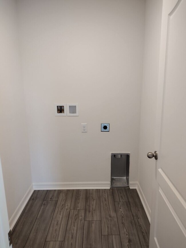Building Photo - Beautiful 4 bedroom 2.5 Bathroom House For...