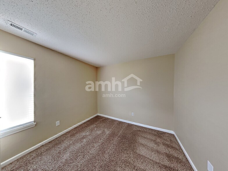 Building Photo - 9724 Thomas Ln