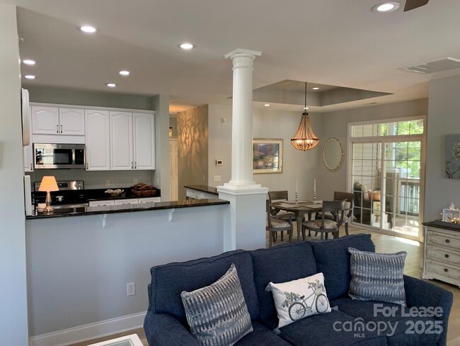 Building Photo - 9033 Rosalyn Glen Rd