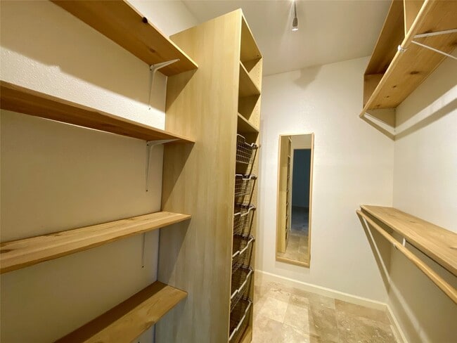 Building Photo - 2025 Augusta Dr