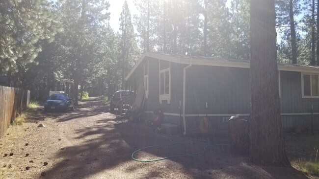 Building Photo - VIDEOTOUR: Awesome Location! Beautiful Ponderosa Pines, Minutes To Bend! PETS WELCOME