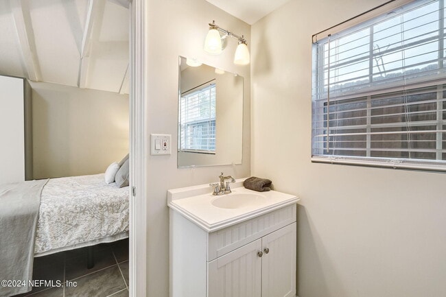 Building Photo - 1427 River Oaks Rd