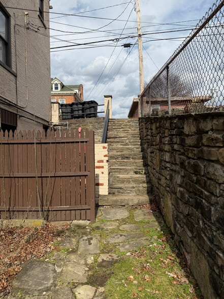 Building Photo - 516 Front St