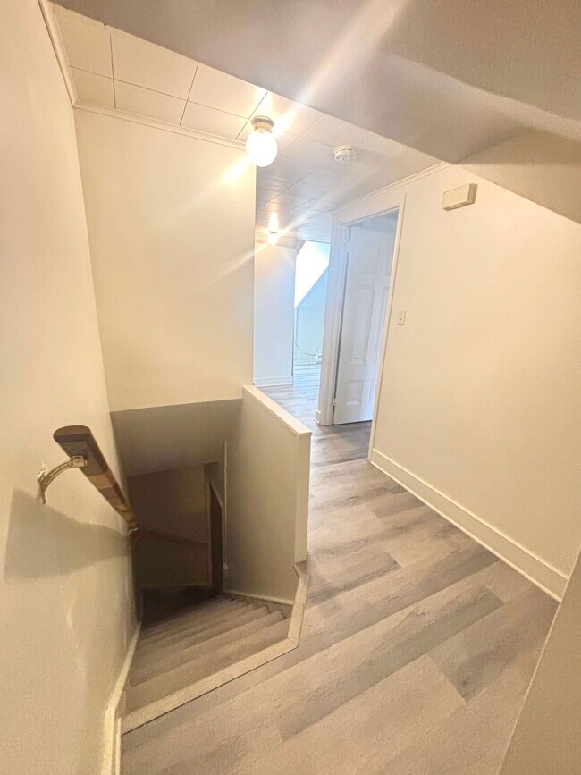 Building Photo - 463 Walnut St