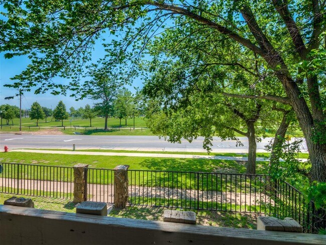 Building Photo - 131 W Acres St