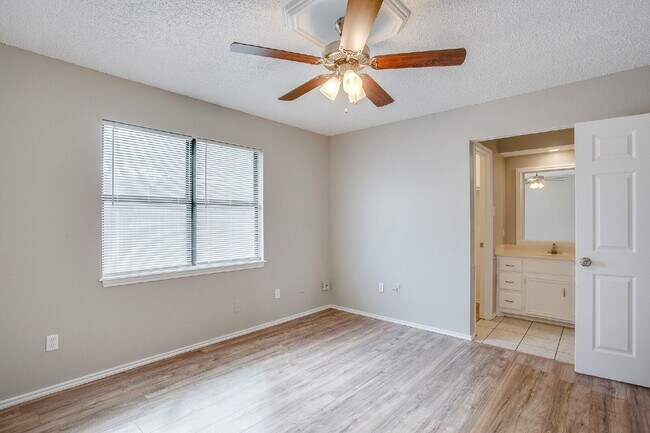 Building Photo - Fully updated 2/1.5/1 in Frenship!