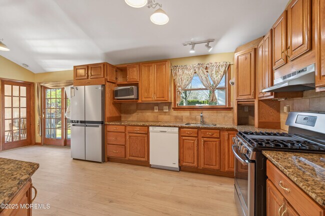 Building Photo - 150 Cloverdale Cir