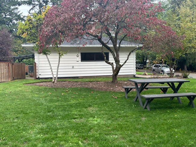 Building Photo - GORGEOUS RANCH STYLE HOME ON HUGE MANICURE...