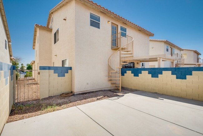 Building Photo - Beautiful 3 Bedroom, 2 Bathroom Townhouse w/ attached 1 Car Garage & Community Pool.