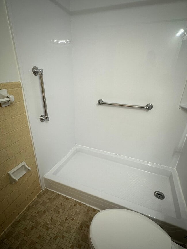 Building Photo - 722 Holly St