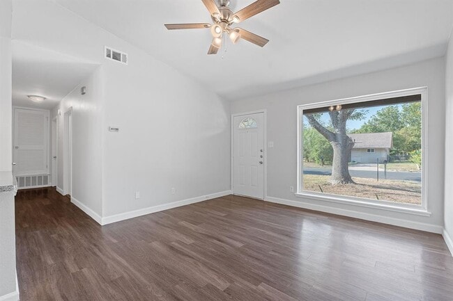 Building Photo - 504 Seminole Dr