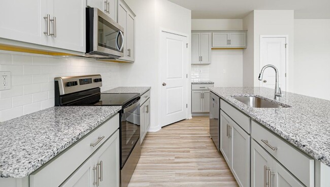 Building Photo - Modern 3-Bedroom Home in Community with Po...