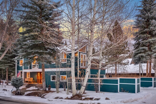 Building Photo - 437 W Smuggler St