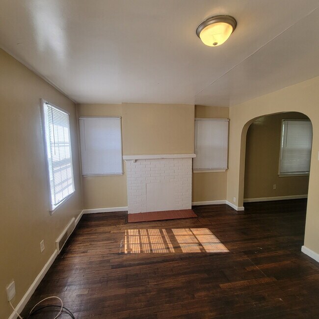 Building Photo - Amazing Irvington 3BR/1BA House!