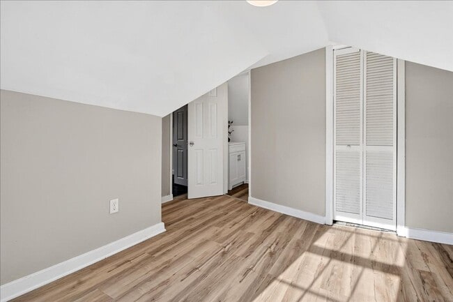 Building Photo - 4 Bedroom, 1.5 Bath house in Shelby Park, Fenced, Off-street Parking, Pets OKAY!