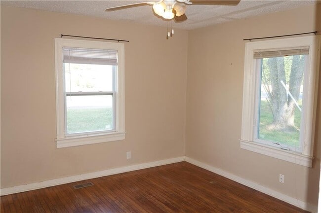 Building Photo - 583 Colonial Cir SE