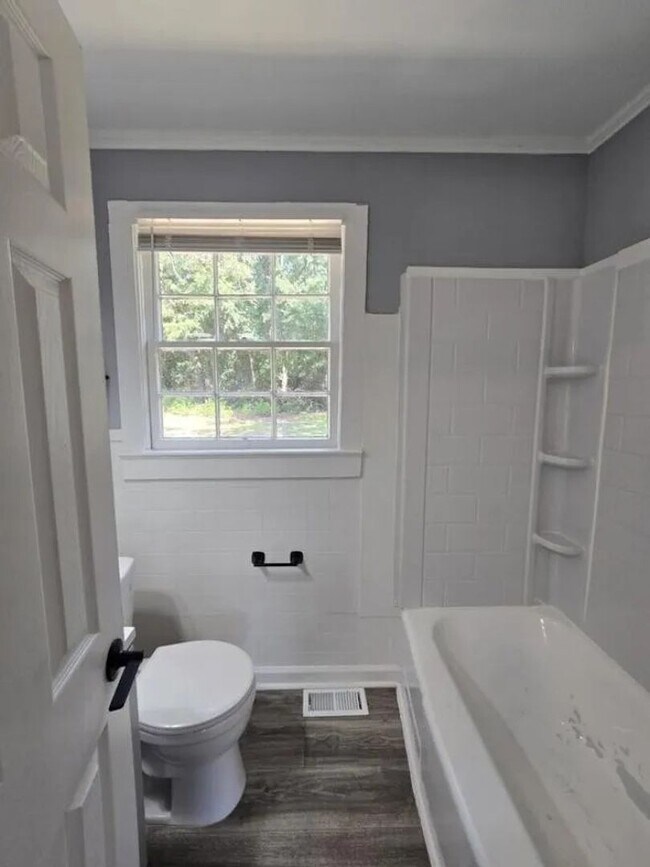 Building Photo - Newly Renovated House in Macon
