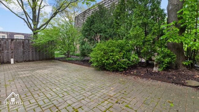 Building Photo - 2S661 Ave Normandy W