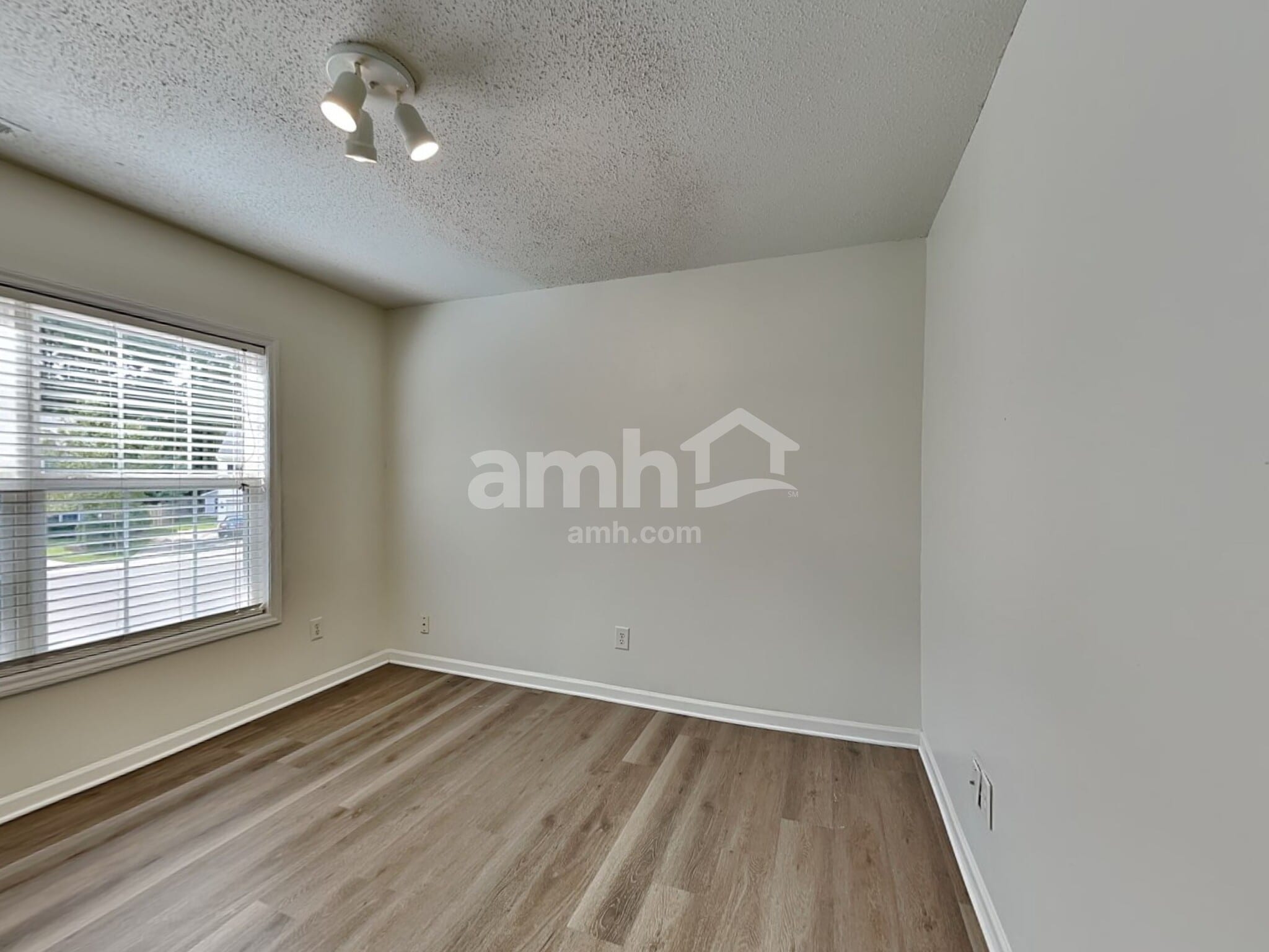 Building Photo - 1302 River Rock Dr